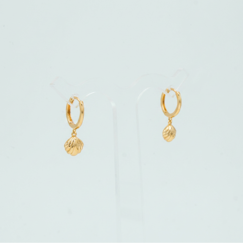 Arete de Grapa de Goldfilled con Diseño de Concha Colgante mod. 1249