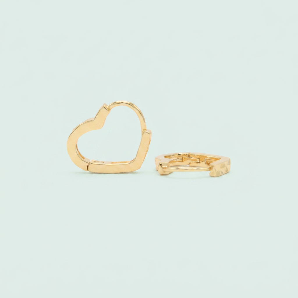 Arete de Grapa de Oro Laminado con Diseño de Corazón Facetado mod. 1251