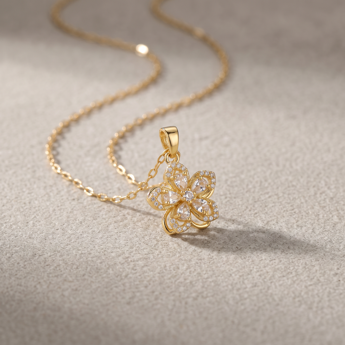 Gargantilla de Oro Laminado de Flor Encanto con Zirconia Giratorio mod.1569
