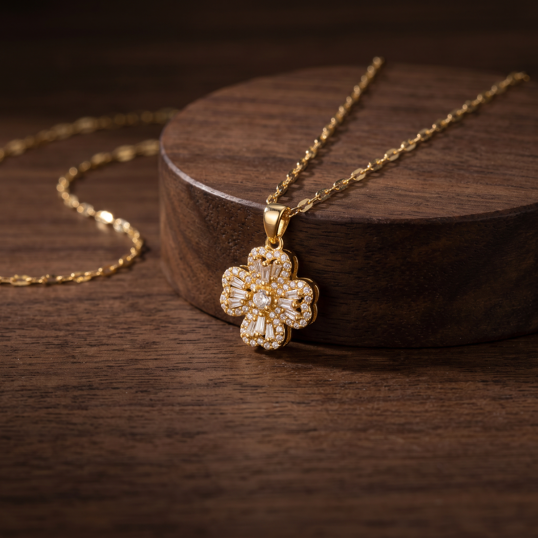 Gargantilla de Oro Laminado Flor de Corazones con Zirconia Giratorio mod.1570