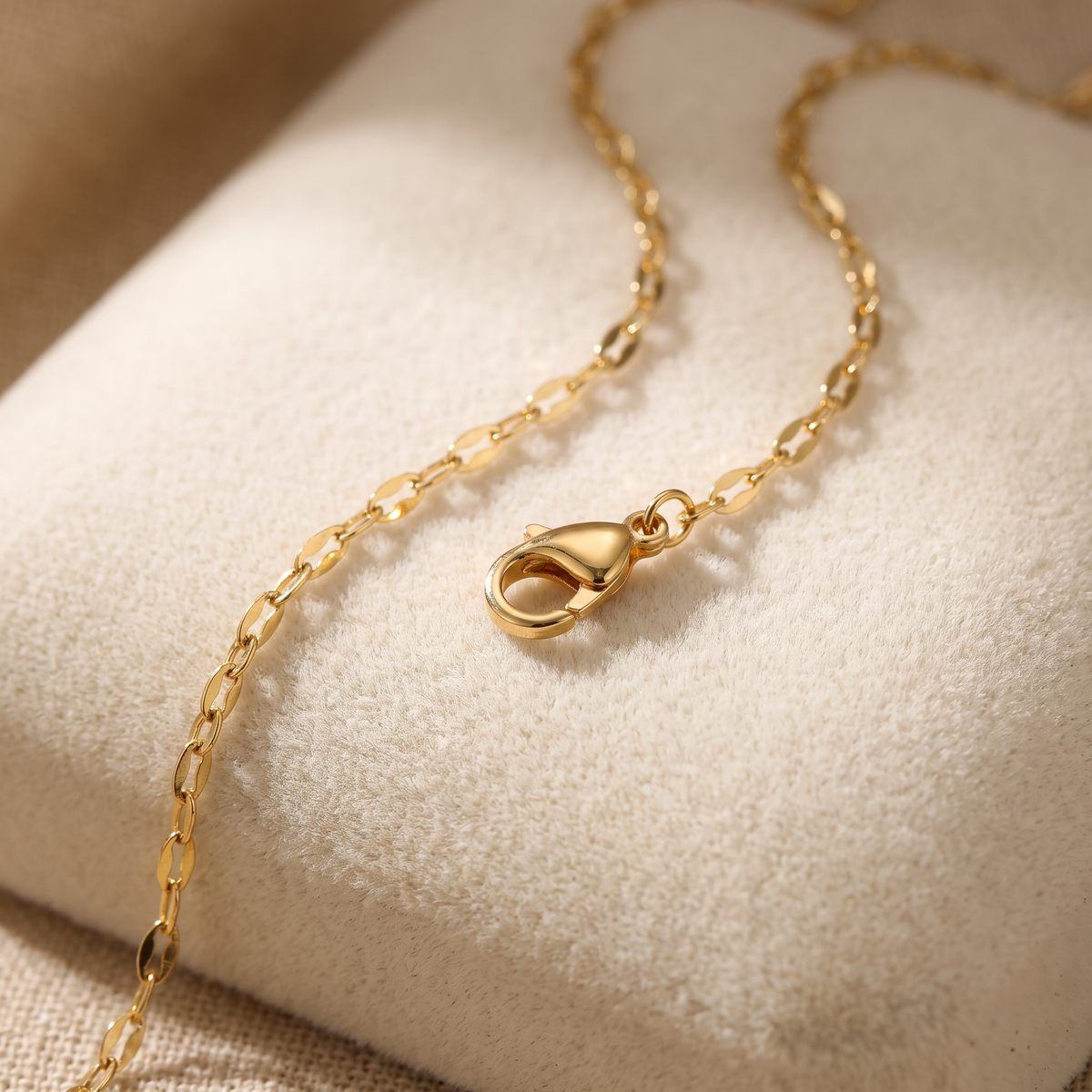 Gargantilla de Oro Laminado Con Diseño de Delfin Giratorio con Zirconia mod.1564