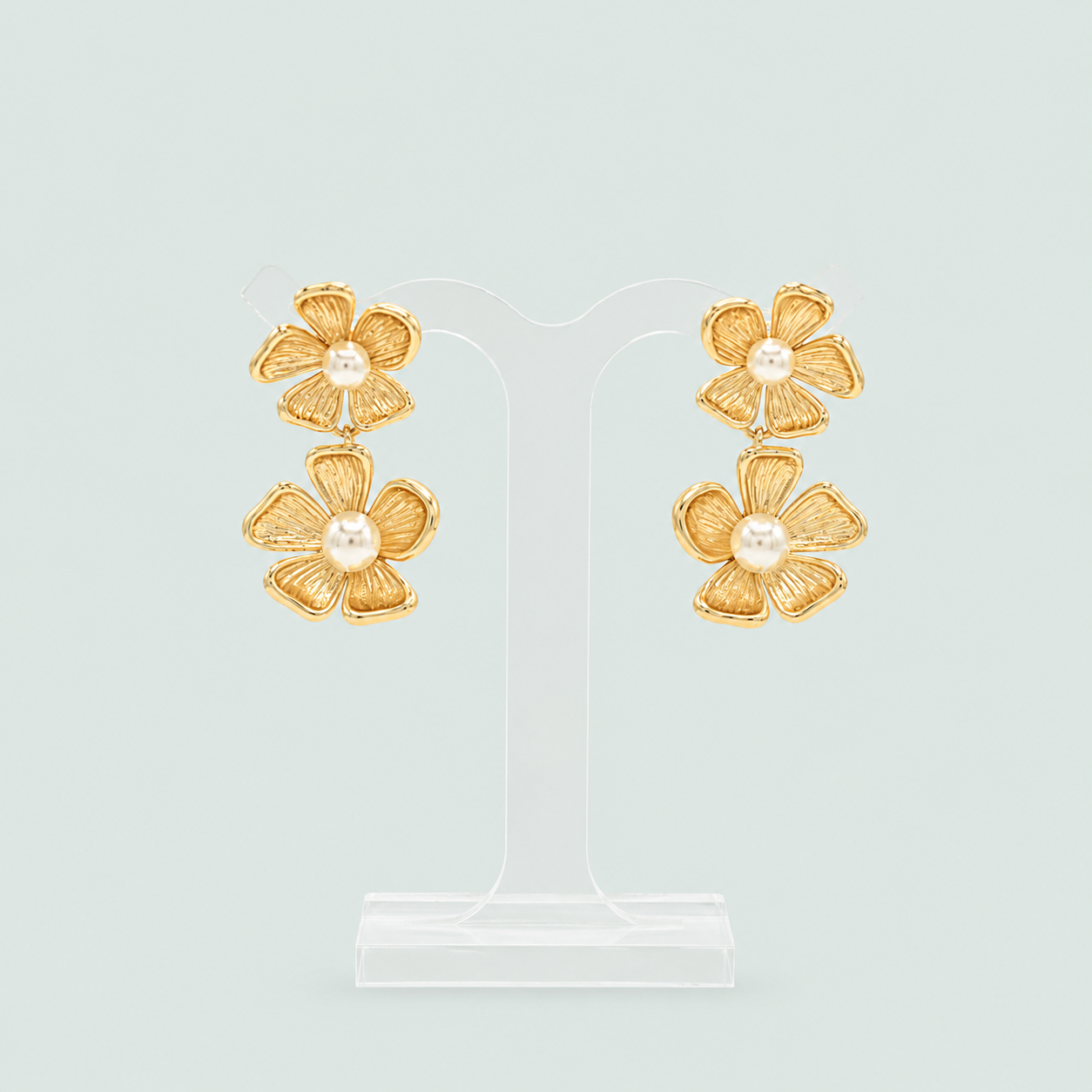 Arete de Oro Laminado con Diseño de Doble Flor Colgante Chico y Perla mod. 1413