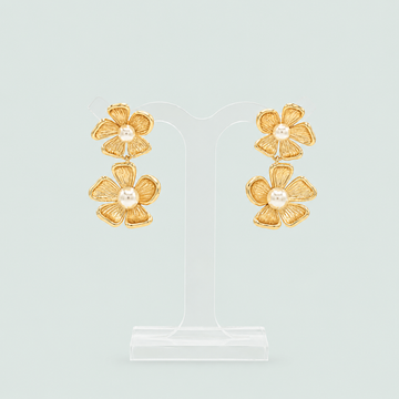 Arete de Oro Laminado con Diseño de Doble Flor Colgante Chico y Perla mod. 1413