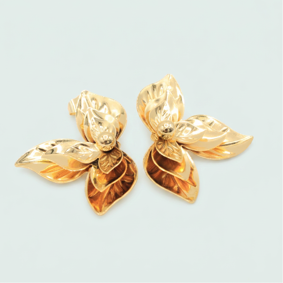 Arete de Oro laminado Con Diseño de Media Flor de Pascua mod. 1457
