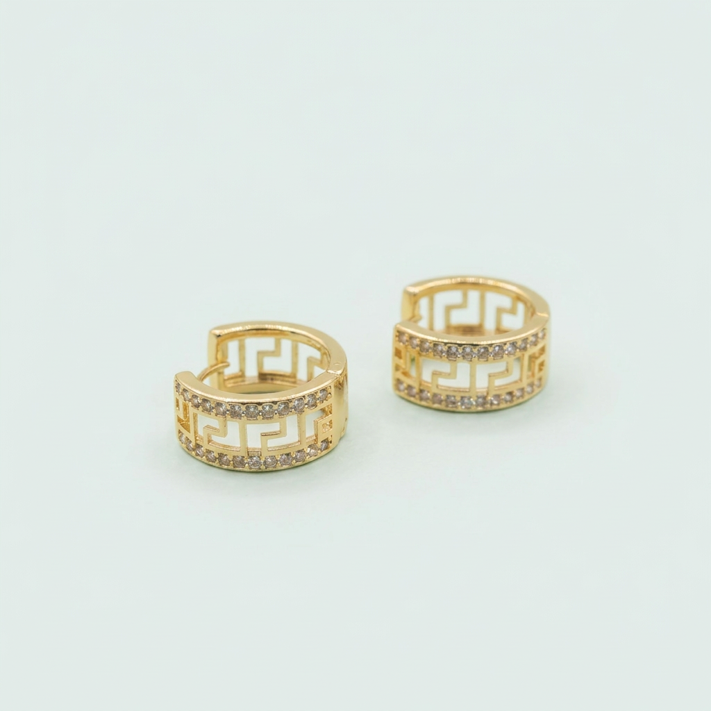 Huggie de Oro Laminado con Grecas Caladas y Zirconias mod. 10015
