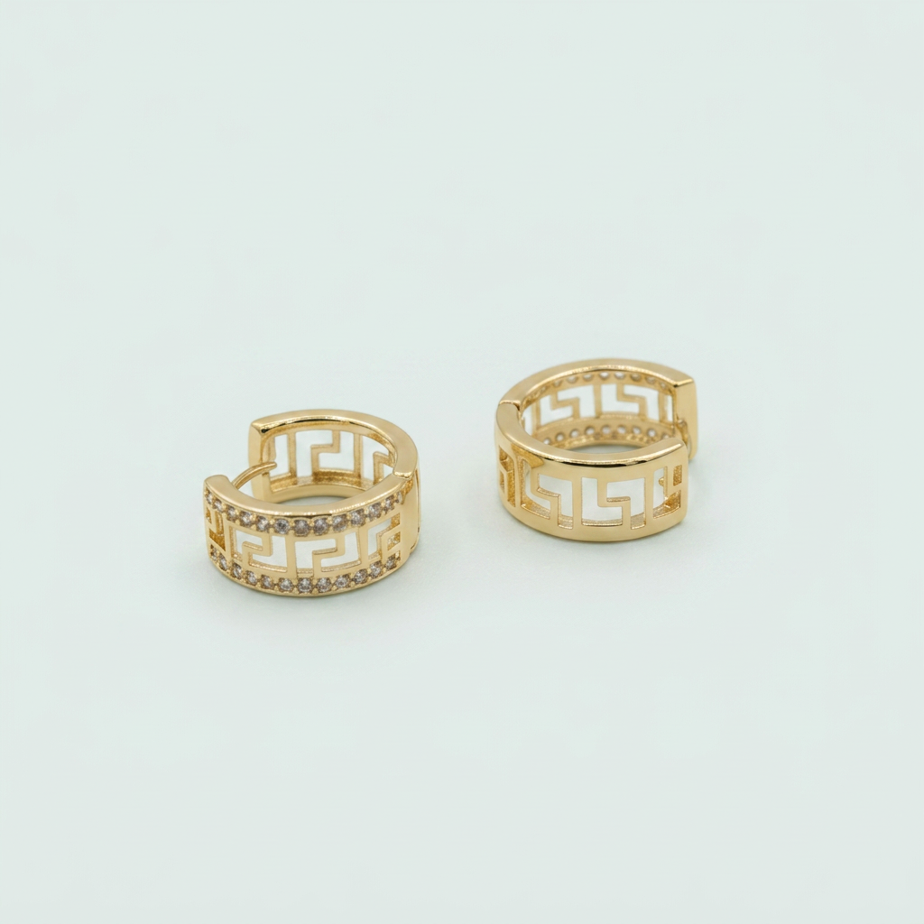 Huggie de Oro Laminado con Grecas Caladas y Zirconias mod. 10015