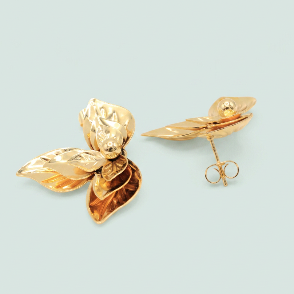 Arete de Oro laminado Con Diseño de Media Flor de Pascua mod. 1457