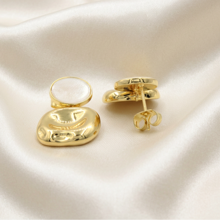Arete de Goldfilled Elegante con Diseño Cuadrado y Acabado Nacar mod. 3111