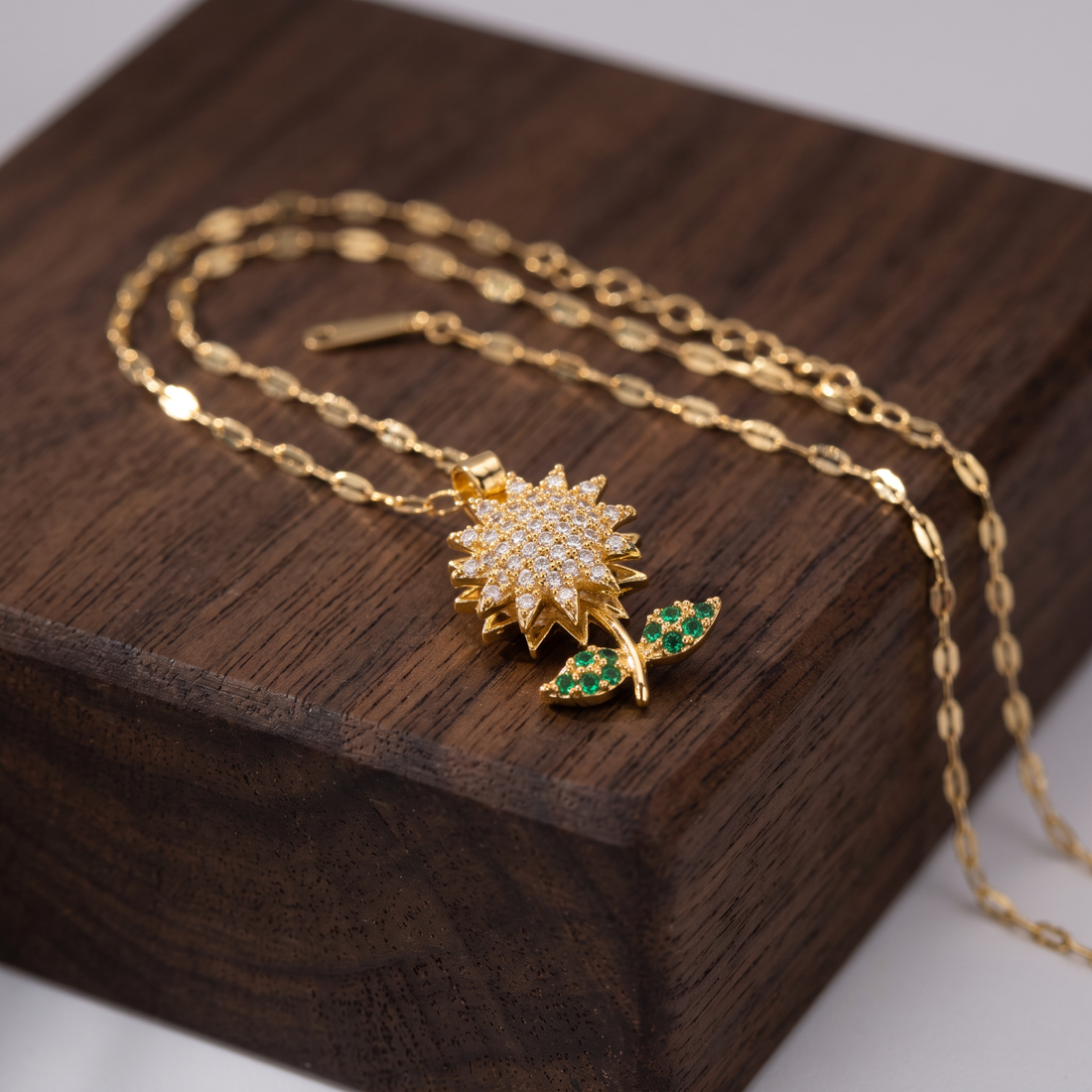 Gargantilla de Oro Laminado con Diseño de Girasol Hoja Verde con Zirconia Giratorio mod.1566