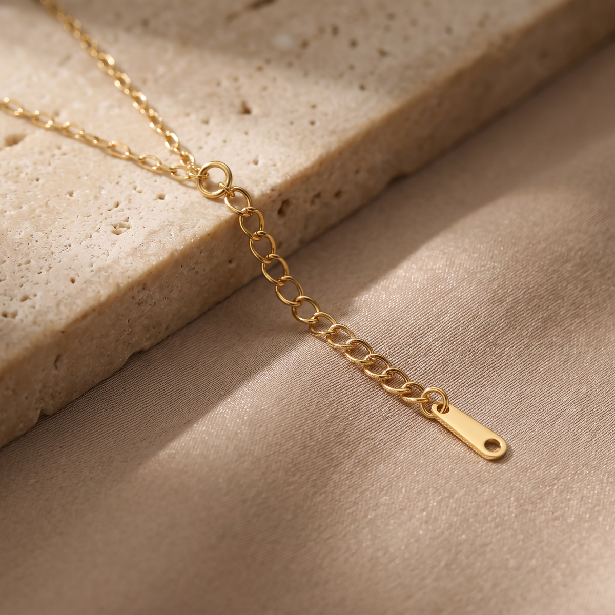 Gargantilla de Oro Laminado Con Diseño de Delfin Giratorio con Zirconia mod.1564