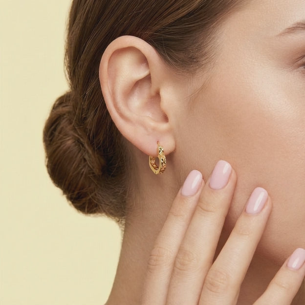 Arete de Grapa de Oro Laminado con Diseño de Corazón Facetado mod. 1251
