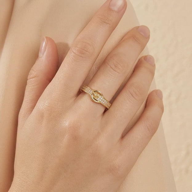Anillo de Goldfilled con Diseño de Cinturón y Zirconia mod. 1313