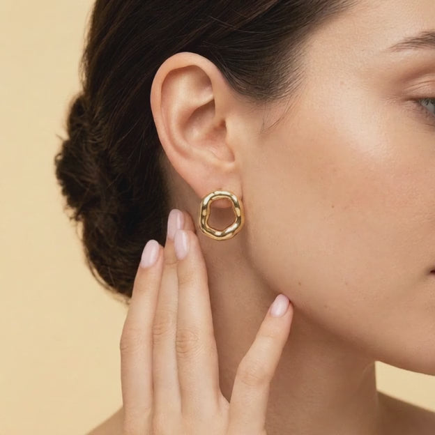 Arete de Oro laminado Ovalado con Diseño de Onda Mediano mod. 1460