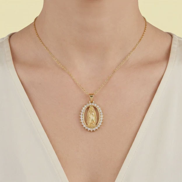 Medalla de Goldfilled  con Diseño de la Virgen de Guadalupe Oval Hueco con Zirconia mod. 1279